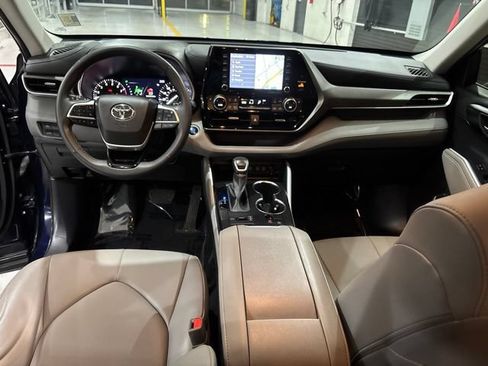 Used 2020 Toyota Highlander XLE AWD/4WD image 23