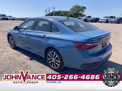 Used 2025 Volkswagen Jetta SE FWD image 5
