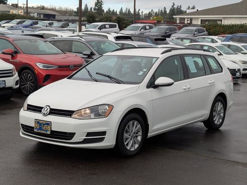 Used 2017 Volkswagen Golf S image 9
