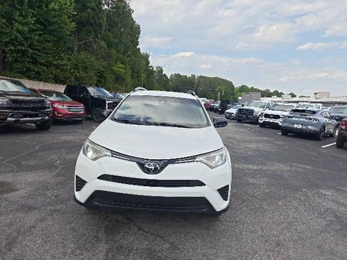 Used 2018 Toyota RAV4 LE FWD image 8