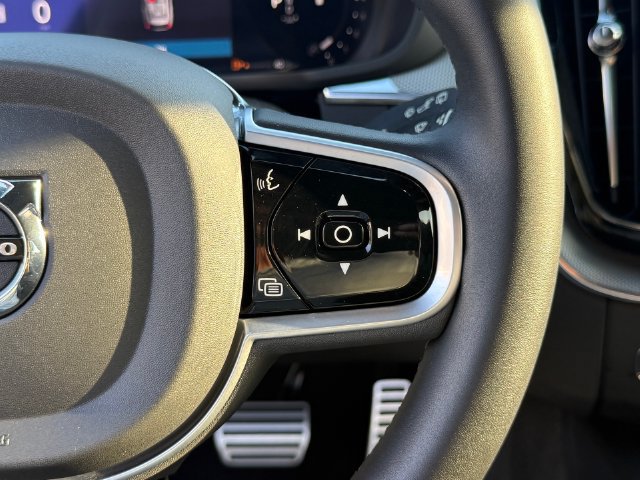 Used 2022 Volvo XC60 B5 R-Design FWD image 17