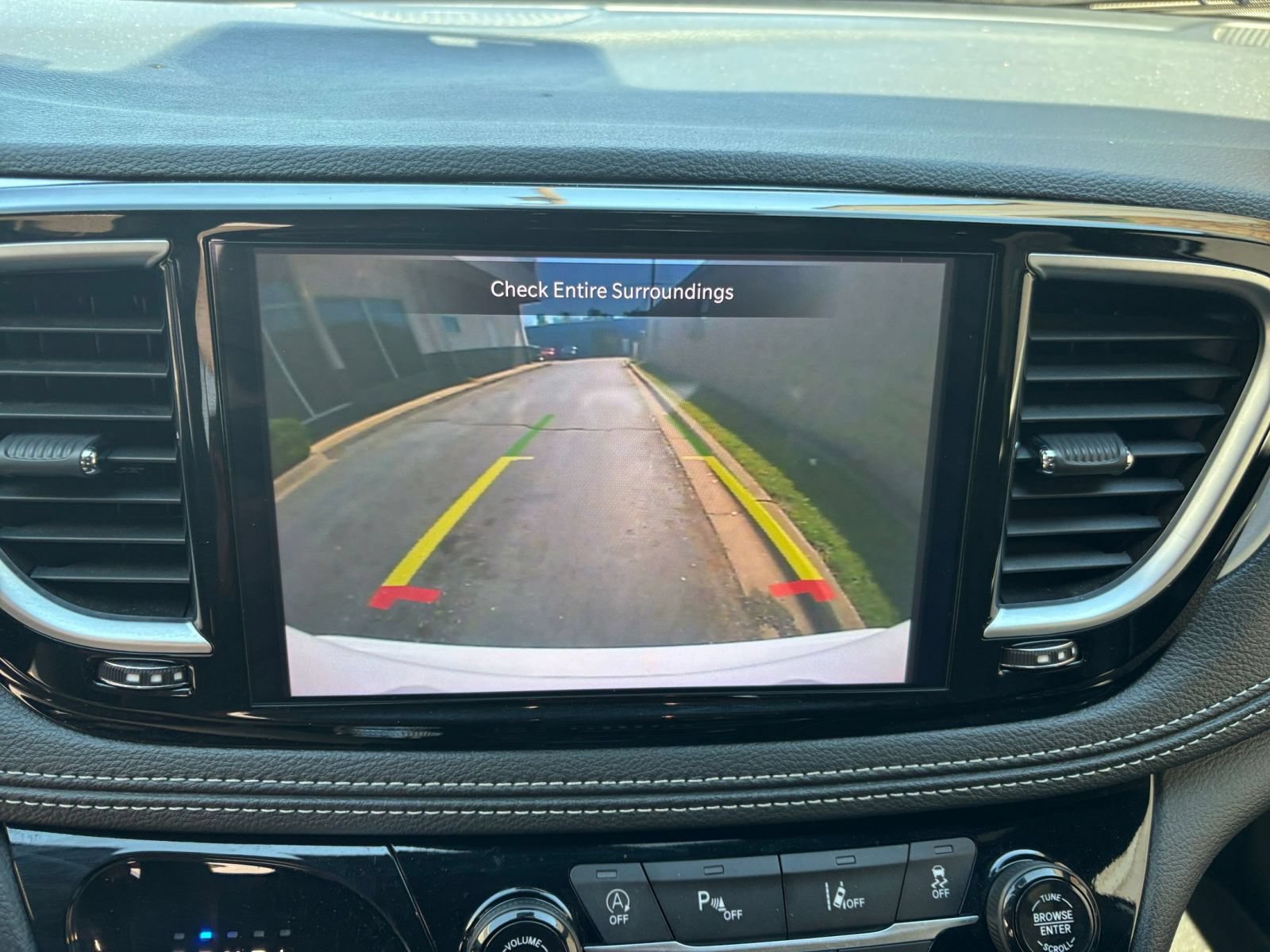 Used 2025 Chrysler Pacifica Limited FWD image 26