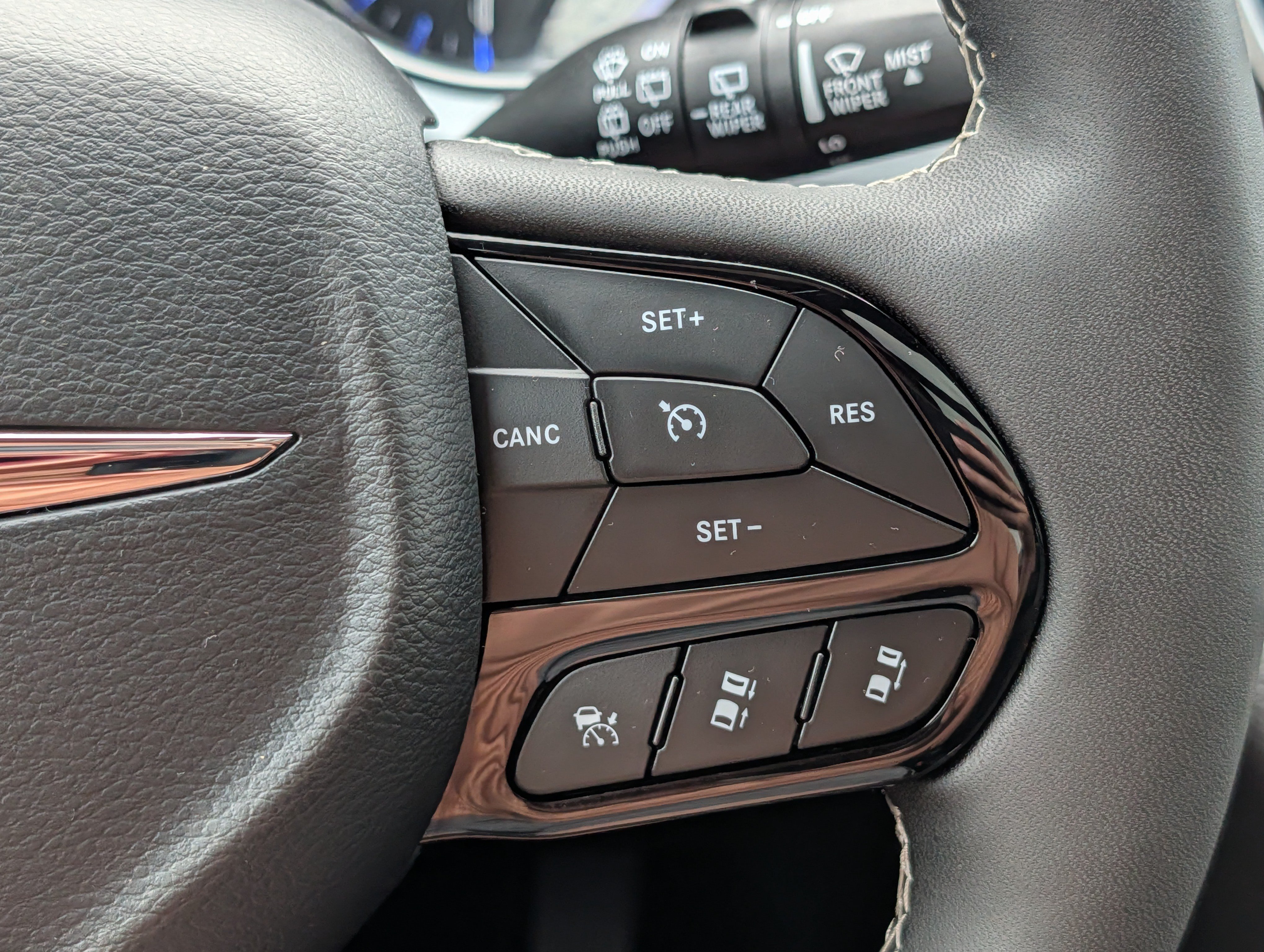 Used 2025 Chrysler Pacifica Limited FWD image 30