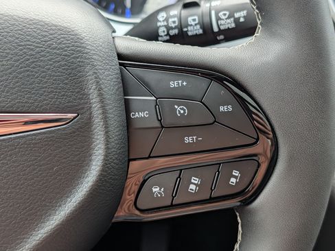 Used 2025 Chrysler Pacifica Limited FWD image 30