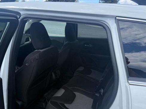 Used 2014 Jeep Cherokee Latitude AWD/4WD image 12
