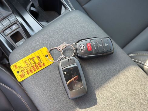 Used 2025 Toyota Camry SE AWD/4WD image 25