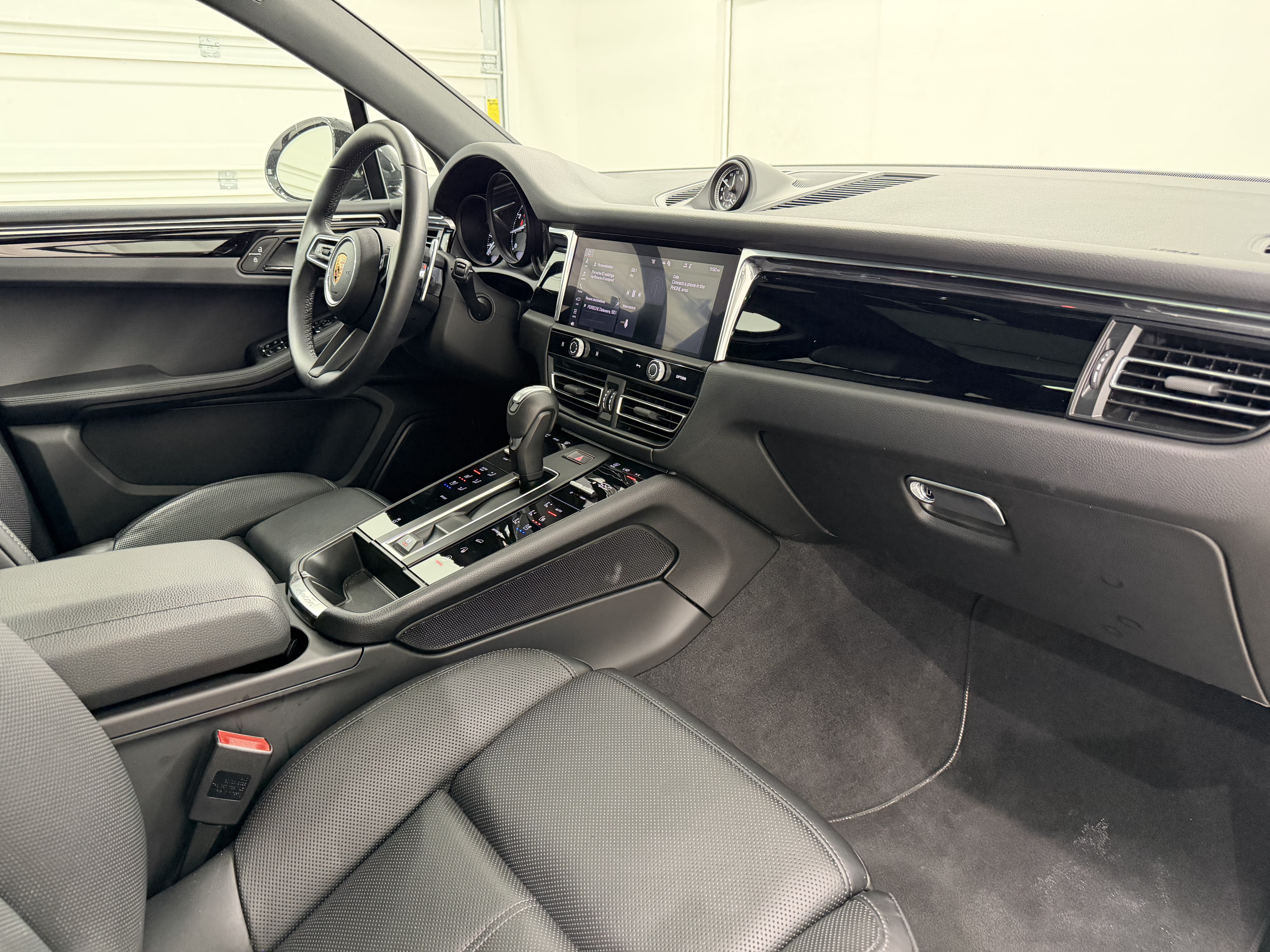 Used 2025 Porsche Macan AWD/4WD image 24