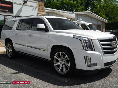 Used 2018 Cadillac Escalade ESV Premium Luxury image 9