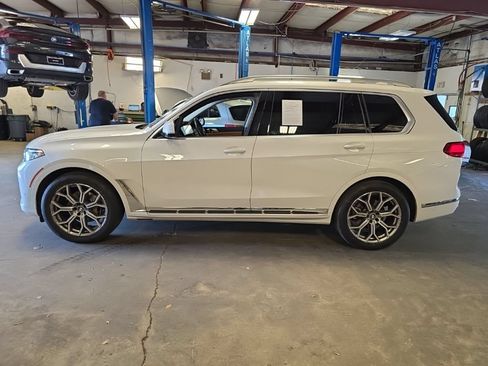 Used 2022 BMW X7 xDrive40i w/ Premium Package AWD/4WD image 2