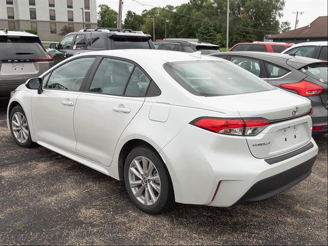 Used 2023 Toyota Corolla LE w/ LE Convenience Package FWD image 4