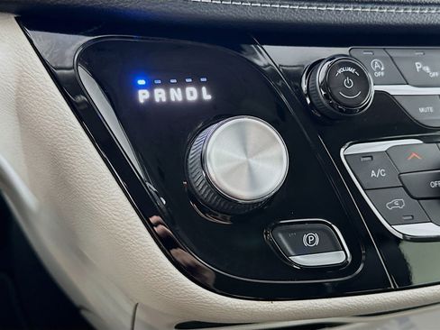 Used 2022 Chrysler Pacifica Touring-L AWD/4WD image 16