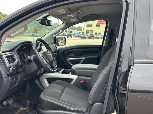 Used 2017 Nissan Titan SV image 10