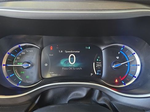 Used 2024 Chrysler Pacifica Select image 10