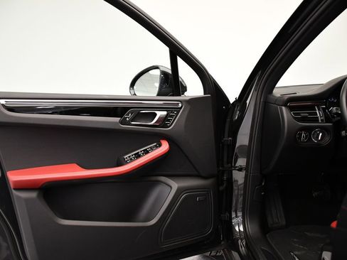 Used 2025 Porsche Macan image 34