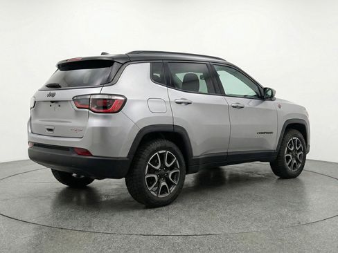 Used 2025 Jeep Compass Trailhawk w/ Trailer Tow Group AWD/4WD image 9