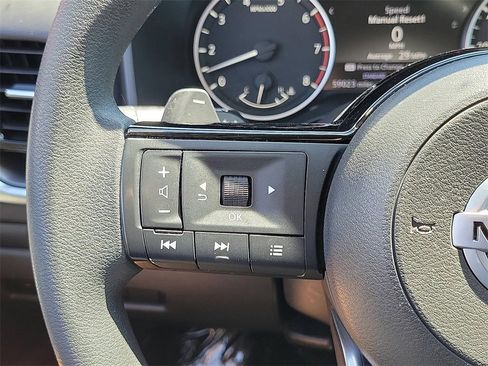 Used 2021 Nissan Rogue SV image 4