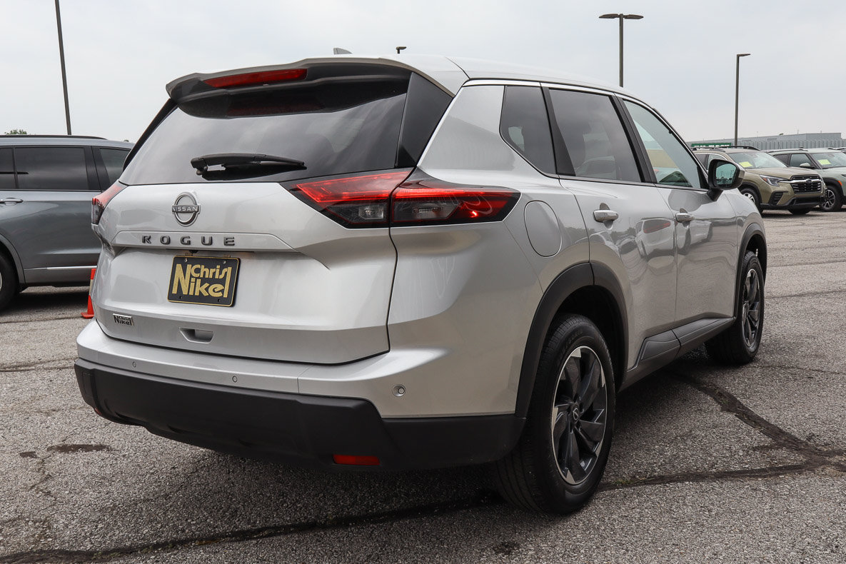 Used 2025 Nissan Rogue SV FWD image 4