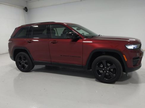 Used 2023 Jeep Grand Cherokee Altitude AWD/4WD image 11