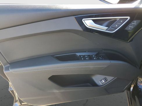 Used 2025 Audi Q4 e-tron Premium image 19