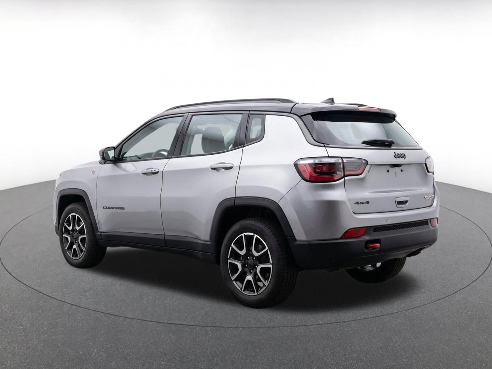 Used 2025 Jeep Compass Trailhawk AWD/4WD image 6