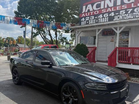 Used 2020 Dodge Charger SXT RWD image 2