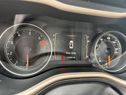 Used 2016 Jeep Cherokee Sport FWD image 4