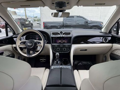 Used 2022 Bentley Bentayga AWD/4WD image 17