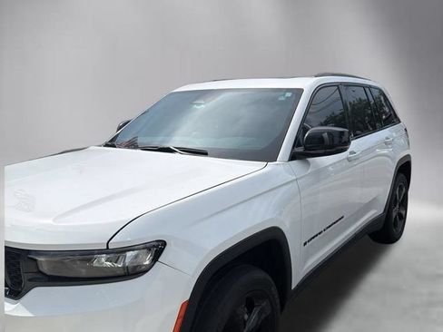 Used 2024 Jeep Grand Cherokee Altitude RWD image 1