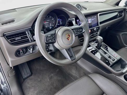 Certified 2025 Porsche Macan AWD/4WD image 4