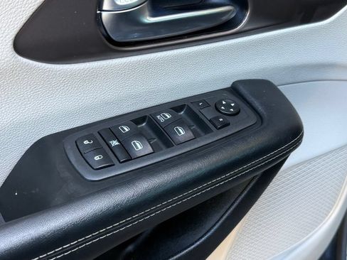 Used 2021 Chrysler Voyager L FWD image 12