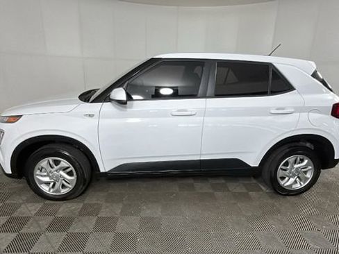 Used 2024 Hyundai Venue SE FWD image 6