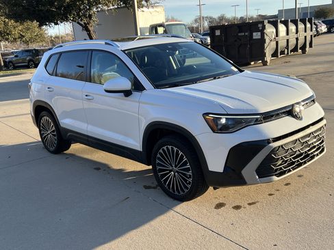 Certified 2025 Volkswagen Taos SE w/ Panoramic Sunroof Package image 2