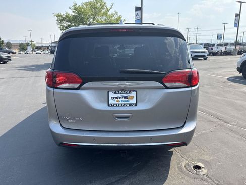 Used 2017 Chrysler Pacifica Touring-L FWD image 8