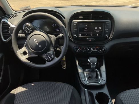 Used 2025 Kia Soul LX w/ LX Technology Package FWD image 10