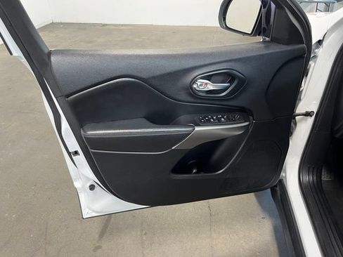 Used 2019 Jeep Cherokee Latitude w/ Popular Appearance Group FWD image 24