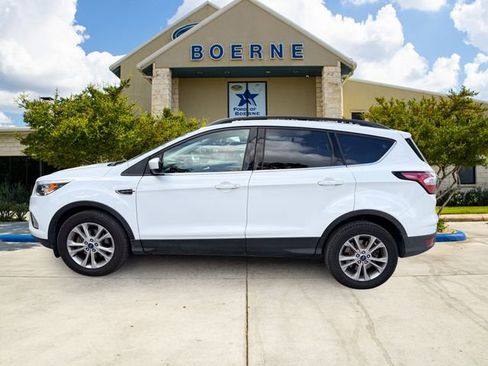 Used 2017 Ford Escape SE w/ Equipment Group 201A FWD image 2