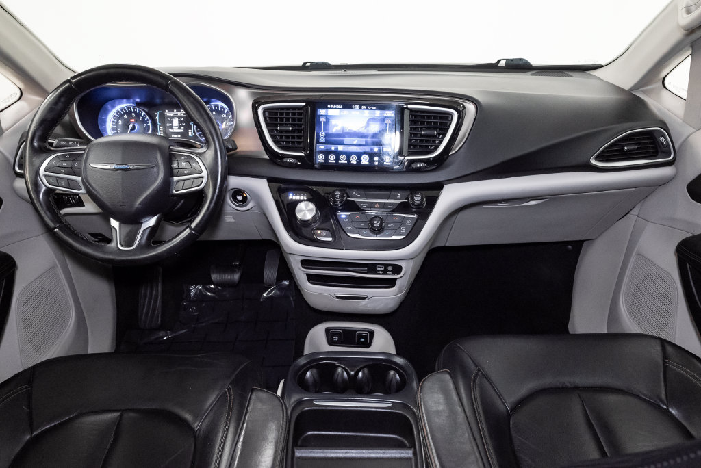 Used 2017 Chrysler Pacifica Touring-L FWD image 24
