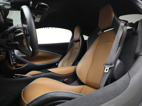Used 2024 McLaren Artura RWD image 21