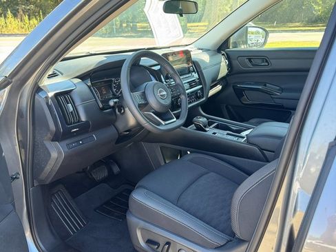 Used 2024 Nissan Pathfinder SV image 8