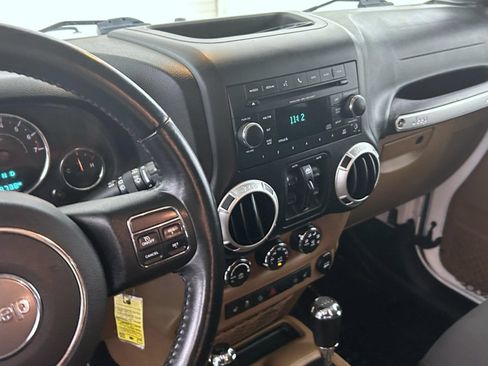 Used 2017 Jeep Wrangler Unlimited Rubicon w/ Connectivity Group AWD/4WD image 12
