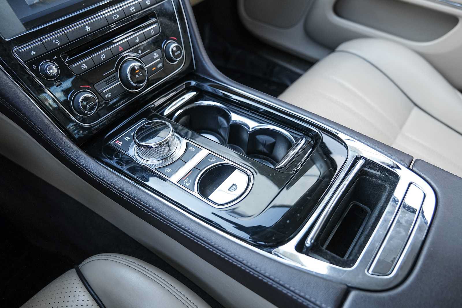 Used 2017 Jaguar XJ R-Sport RWD image 40