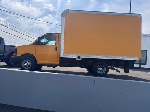 Used 2016 Chevrolet Express 3500 RWD image 2