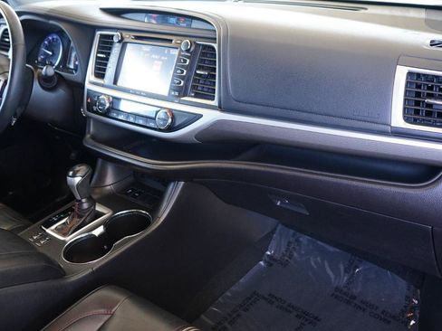 Used 2019 Toyota Highlander SE w/ Nightshade Edition FWD image 12