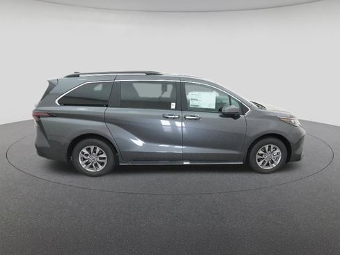 New 2025 Toyota Sienna XLE image 11