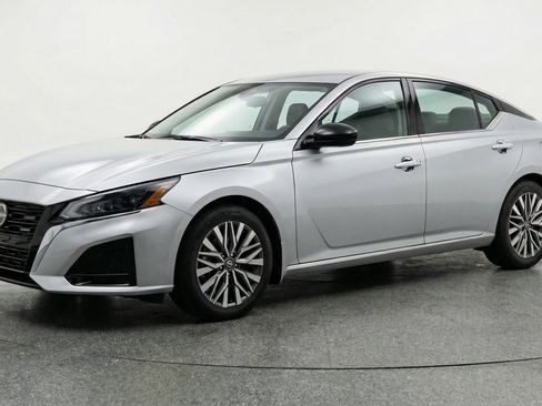Used 2025 Nissan Altima 2.5 SV image 3