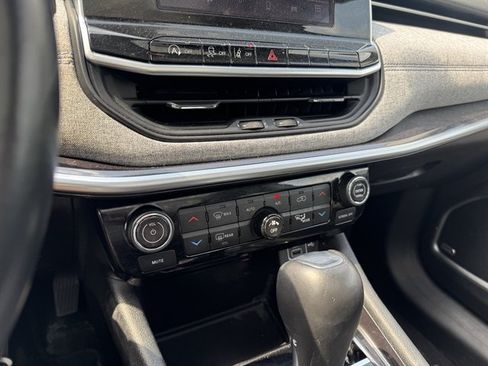 Used 2022 Jeep Compass Latitude w/ Sun and Sound Group AWD/4WD image 11