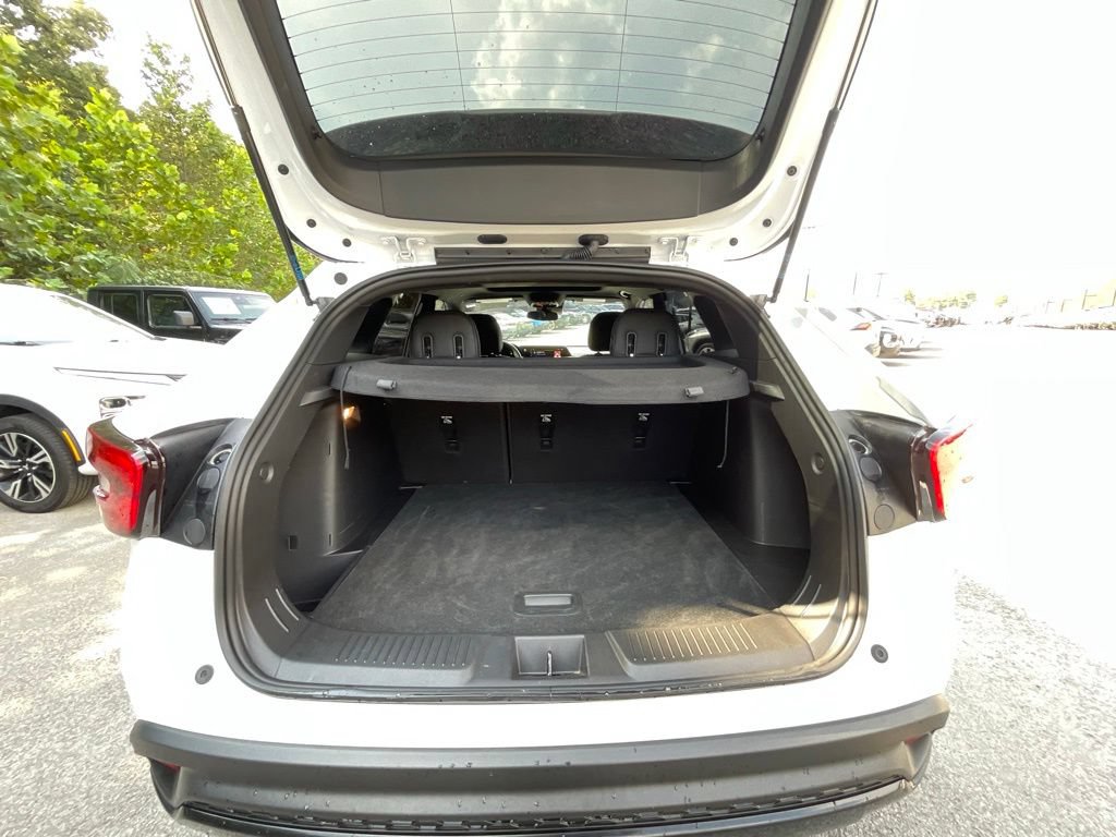 Used 2024 Chevrolet Trax RS w/ Sunroof Package FWD image 26
