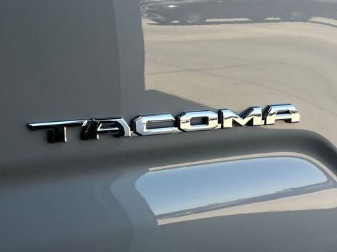 Used 2018 Toyota Tacoma TRD Sport AWD/4WD image 16