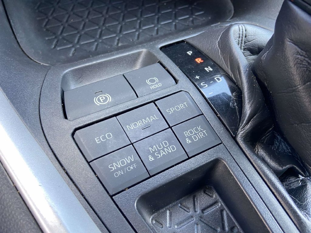Used 2020 Toyota RAV4 LE AWD/4WD image 23