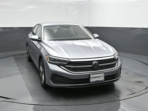 Used 2024 Volkswagen Jetta SE FWD image 17